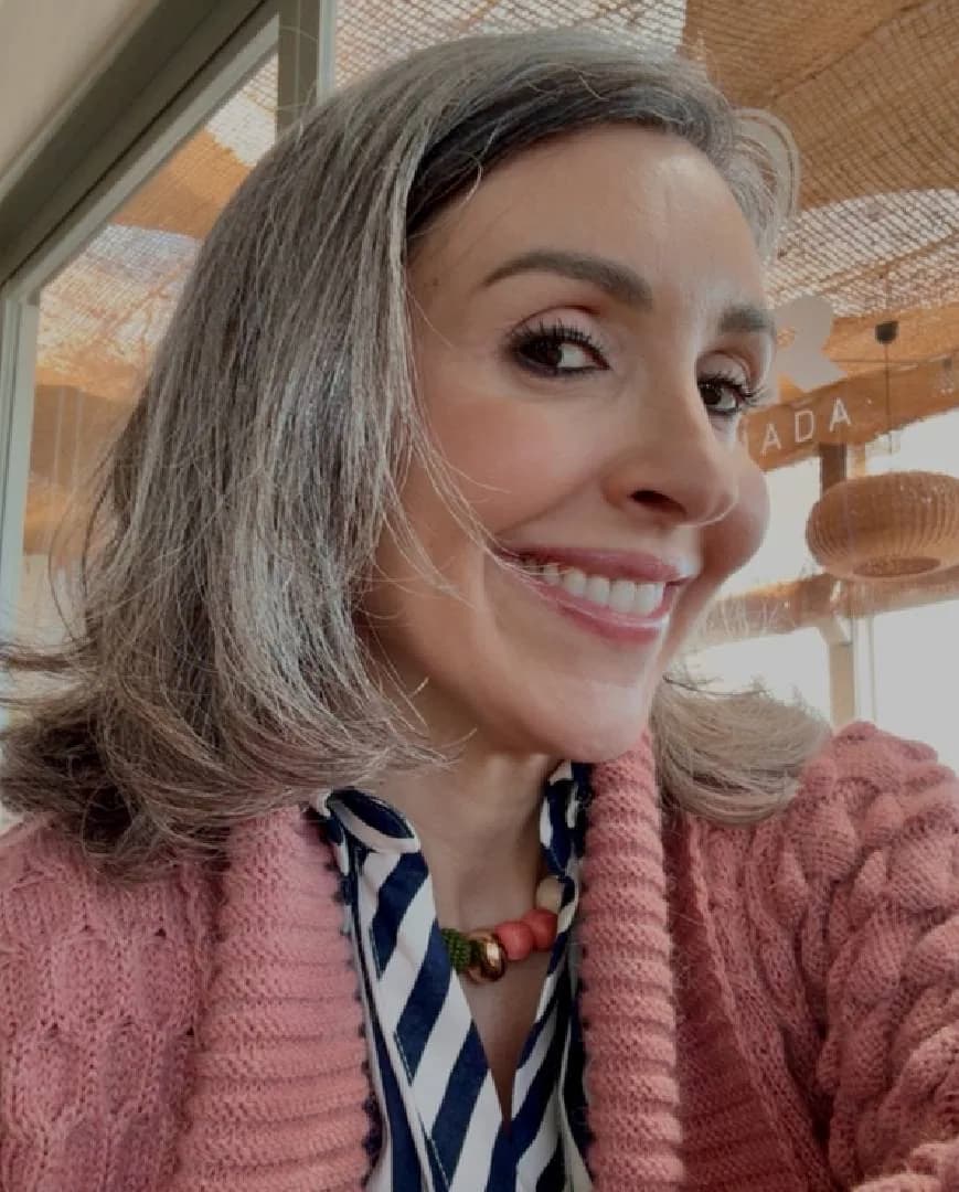 Sara, silver-haired woman from Porto, Portugal, sharing her going-gray story