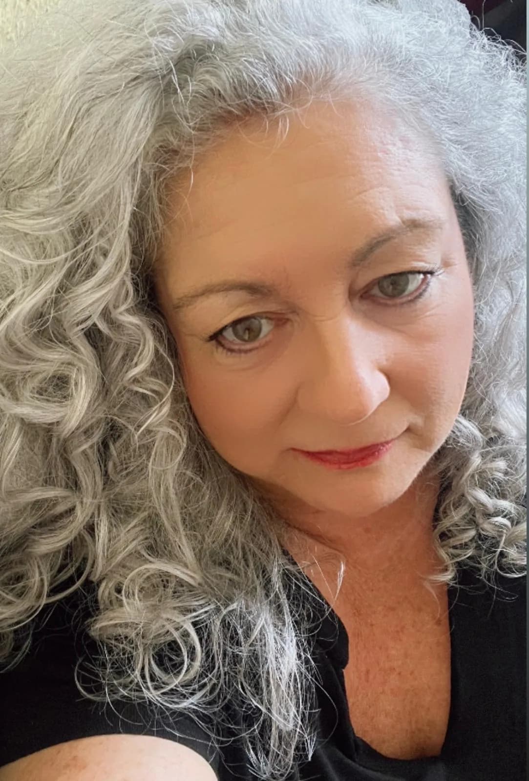 Vivie, silver-haired woman from Berlin, Germany, sharing her going-gray story