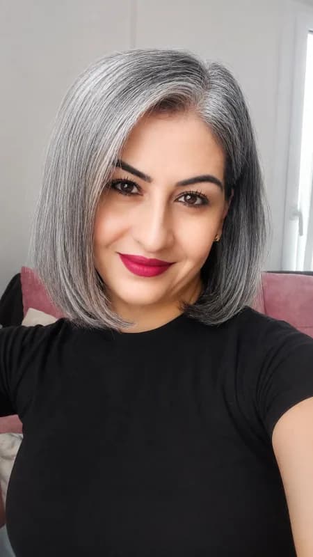 Zeynep, silver-haired woman from Adana, Türkiye, sharing her going-gray story